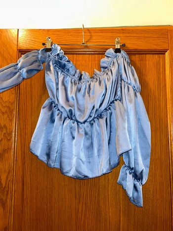 Top épaules dénudées bleu à manche longue