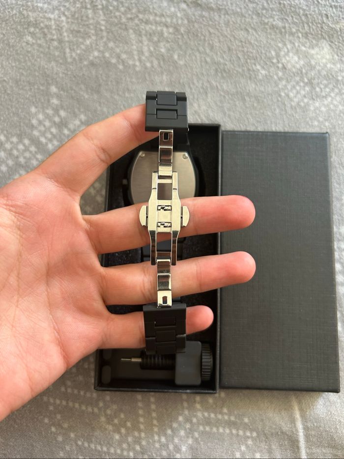 Montre en boîte noire avec bracelet ajustable ⌚ - photo numéro 3