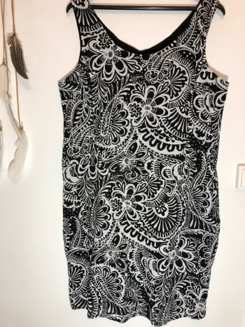 Robe noire et blanche