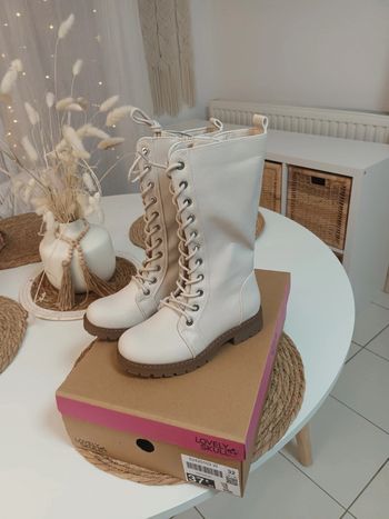 Jolie paire de bottes avec zip beige pointure 32 neuves avec étiquettes 🏷