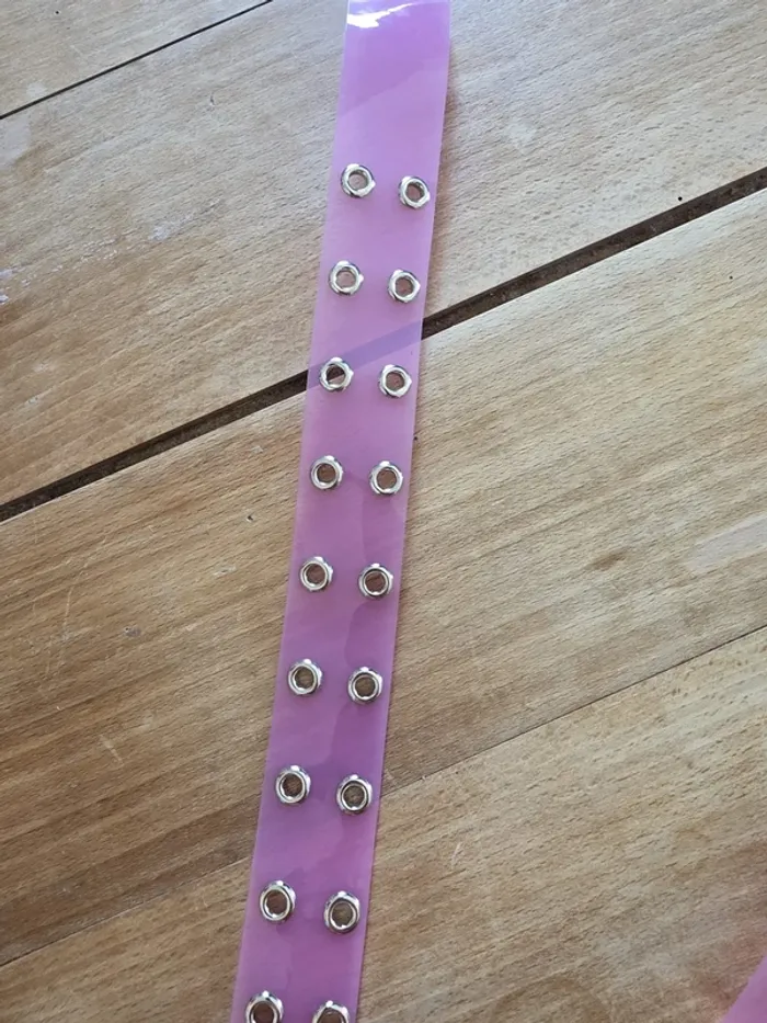 Ceinture rose à œillets – Marque Ardene – style Y2K / punk chic - photo numéro 4