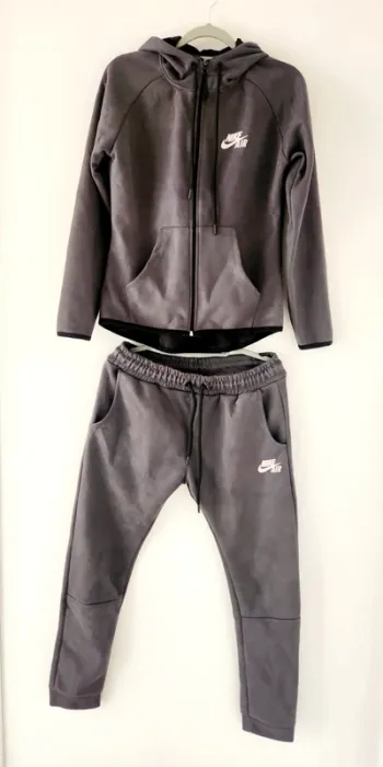 Ensemble survêtement gris – Taille M – Style sportswear doux et confortable