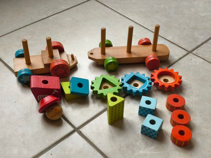 Petit train avec cubes à empiler - photo numéro 2
