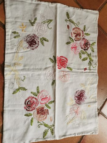 Napperon réctangulaire  ancien en coton blanc brodé