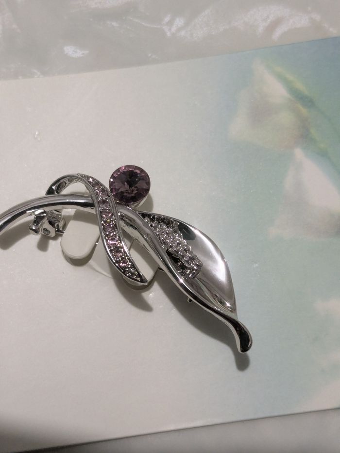Belle broche métal argenté et strass. - photo numéro 4