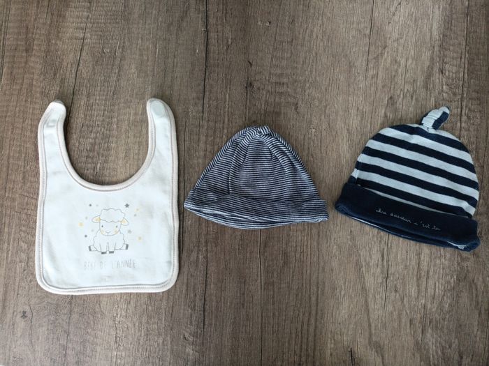 Lot de 2 bonnets + 1 bavoir