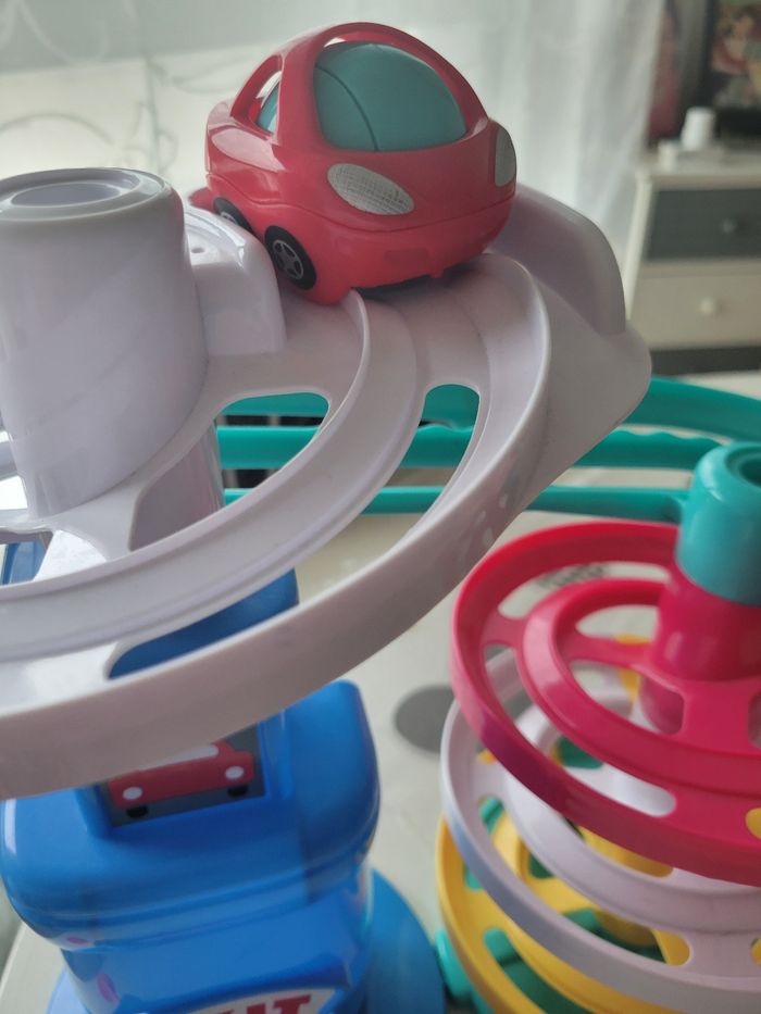 Petit  garage circuit en plastique avec 1 voiture - photo numéro 2