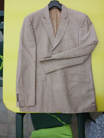 Costume classique couleur beige, comme neuf.