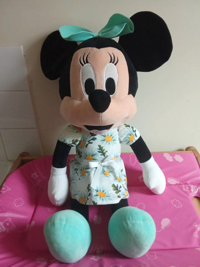 Grande peluche Disney Minnie avec sa robe fleurie