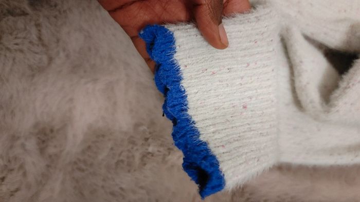 Pull blanc moucheté rose et bleu liseré bleu sur le bord manche doux - photo numéro 10