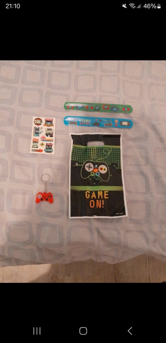 Un sachet, plaquettes de tatouage, porte clé et 2 bracelet qui s enroule. - photo numéro 1