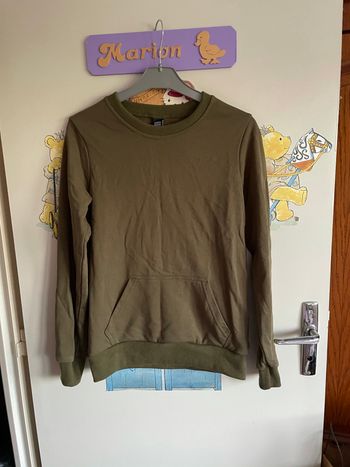 Pull kaki, taille 14 ans.