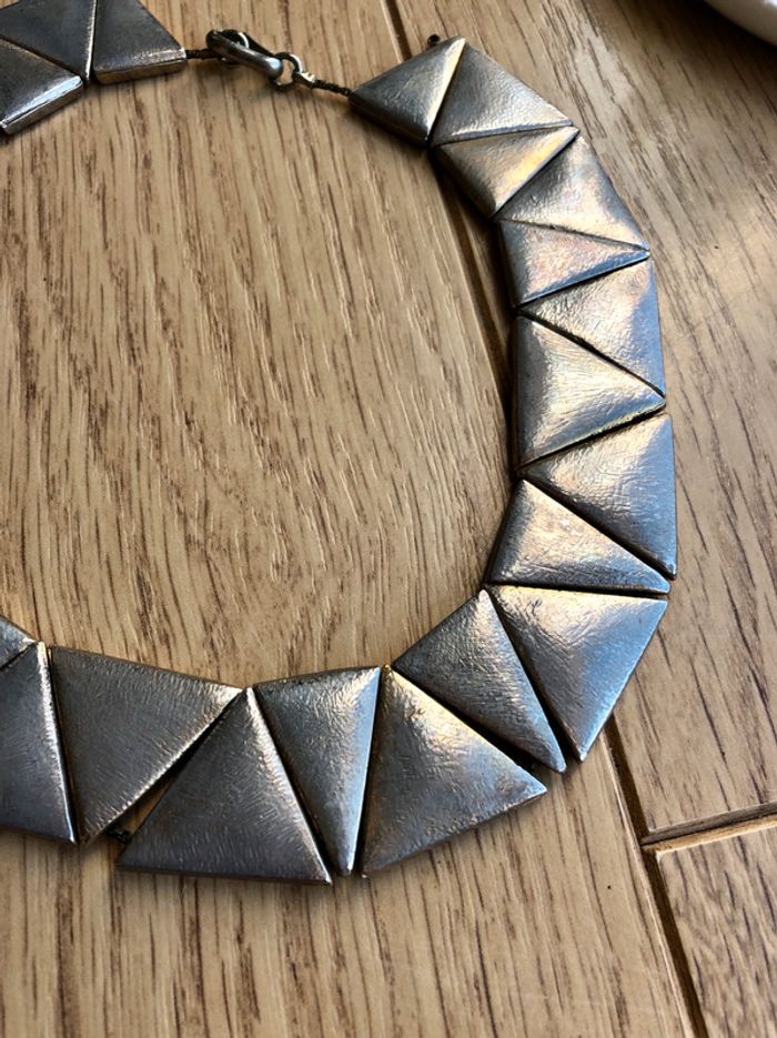 Collier vintage raz de cou argenté triangles inversés / collier vintage années 1960s - photo numéro 3