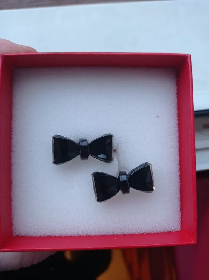 Boucles d'oreilles noir en forme de nœud