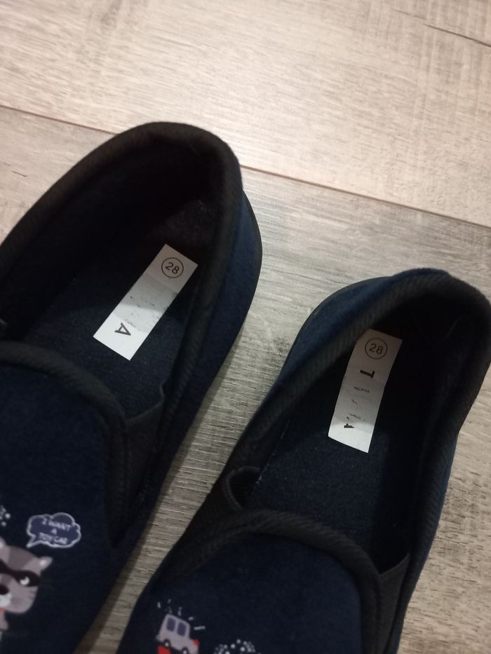 Chaussons taille 28 neuf - photo numéro 2