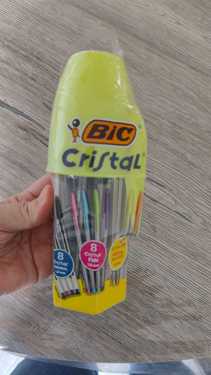 Une boîte de stylos BIC - photo numéro 4