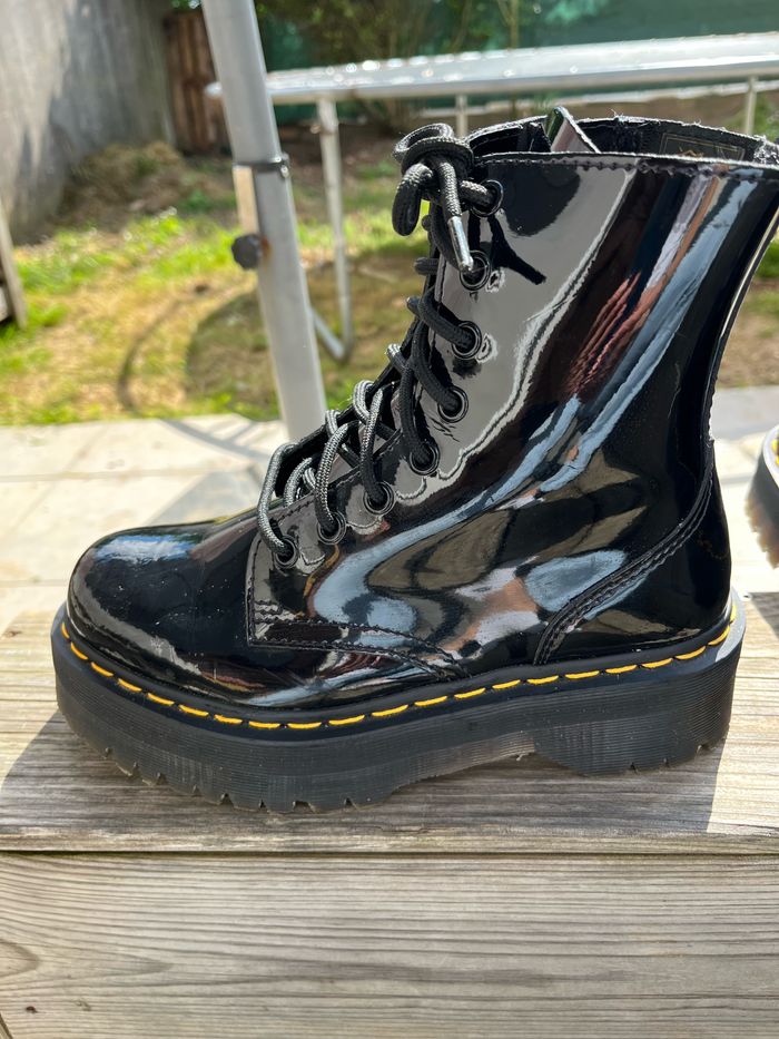 Chaussure Dr. Martens plate forme noir verni - photo numéro 3