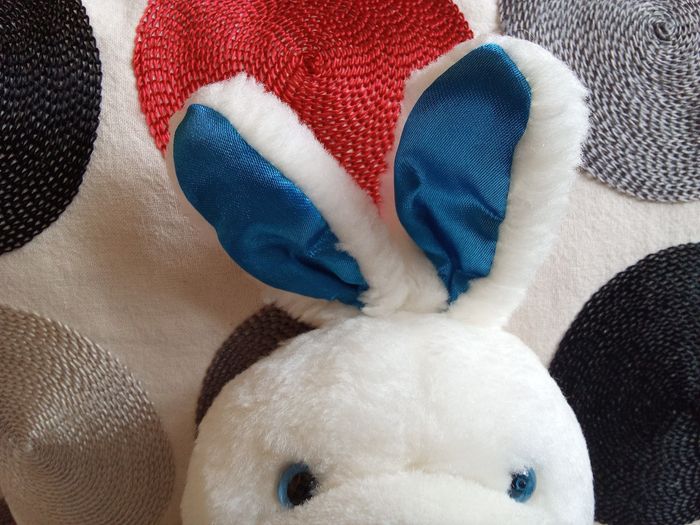 Doudou lapin Blanc et  bleu Pampers  bicolore rayé rayures peluche lapine lapereau  tête blanche peluche col bleu vintage ancien 1991  d'occasion  utilisé - photo numéro 8