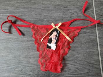 String dentelle rouge S neuf