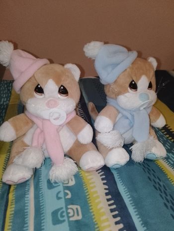 2 Peluche bébé avec tétine bonnet et écharpe rose et bleu