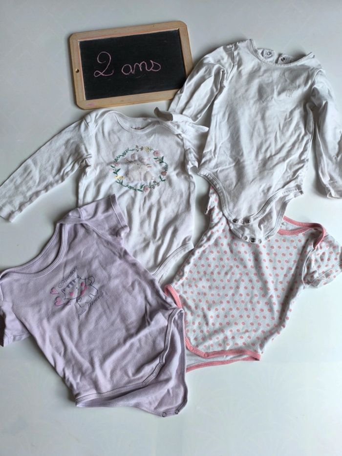 Lot de 4 bodies taille 2 ans en bon état
