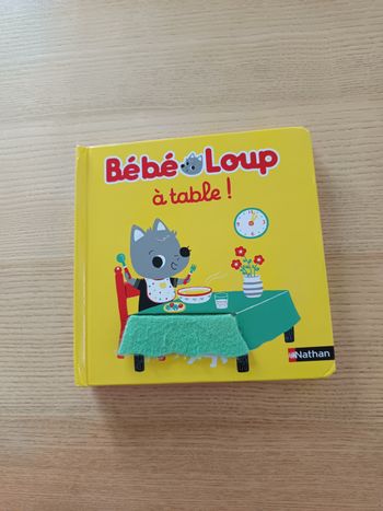 Bébé loup , à table!