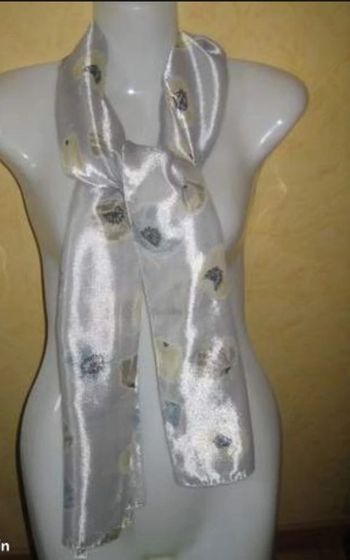 Foulard gris satiné