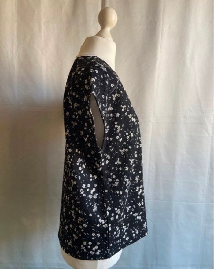Blouse noire à motifs petites fleurs blanches encolure V Camaïeu taille 38 / M - photo numéro 4