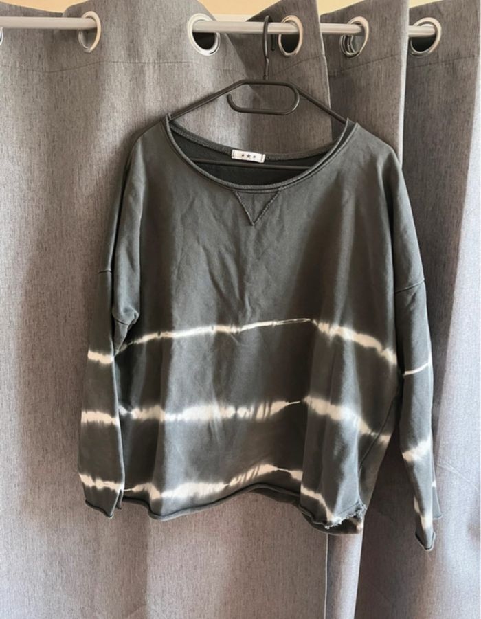 pull gris et blanc
