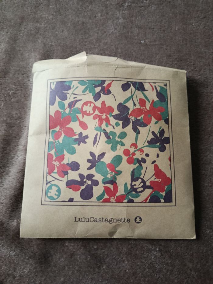 A saisir, NEUF , magnifique foulard " lulu castagnette" ( bien lire merci) - photo numéro 3