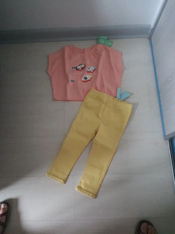 Ensemble Obaïbi taille 23 mois tee-shirt et pantalon jean neuf avec étiquettes