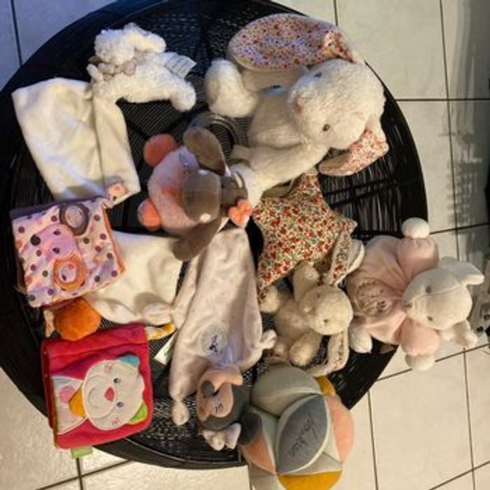 Grand lot douceur pour bébé fille avec doudous et boîte à musique