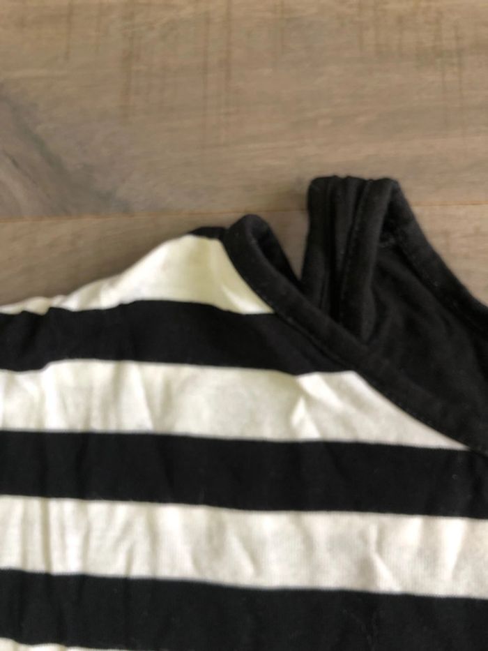 T shirt rayé noir et blanc C&A taille 10/12 ans - photo numéro 3