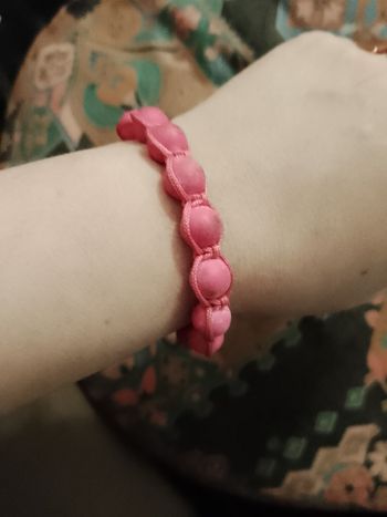bracelet en Fil et perles plastique rose.