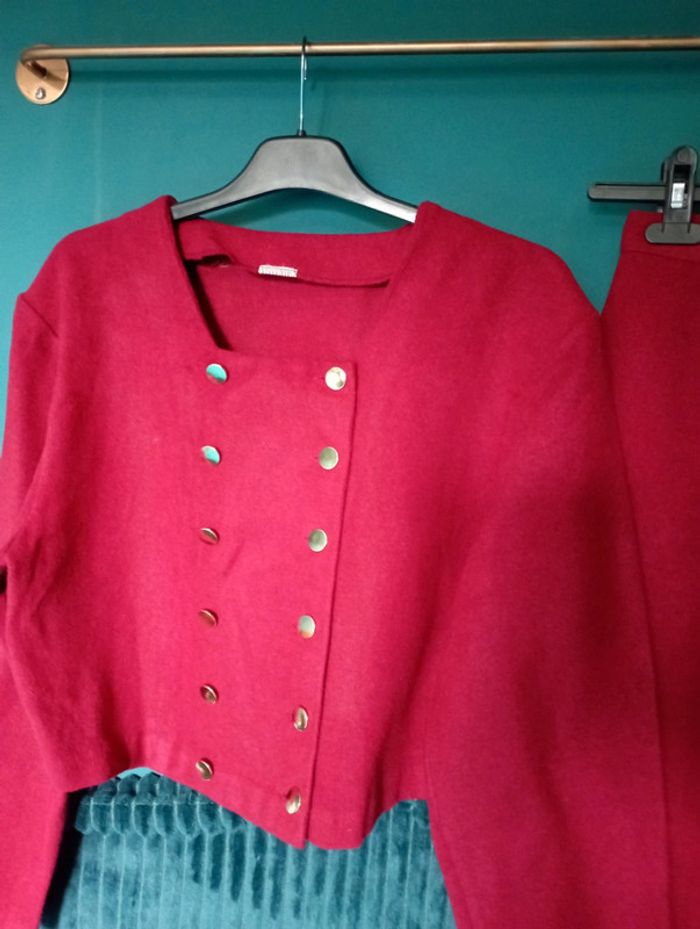 Joli tailleur hiver rouge cerise - photo numéro 3
