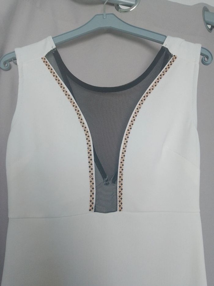 Robe droite au décolleté dentelle et bijoux taille M - photo numéro 2