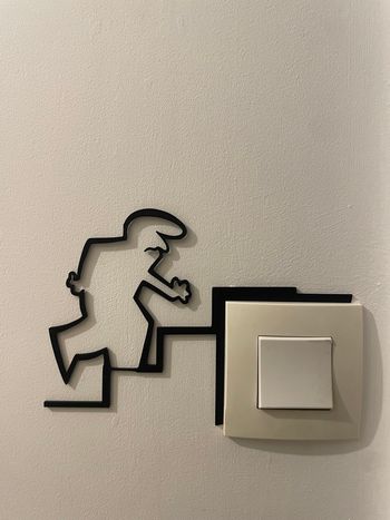 Décoration interrupteur - La Linea monte les escaliers 