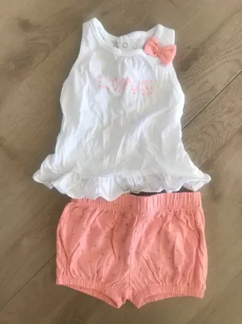 Ensemble t-shirt sans manches et short 3 mois