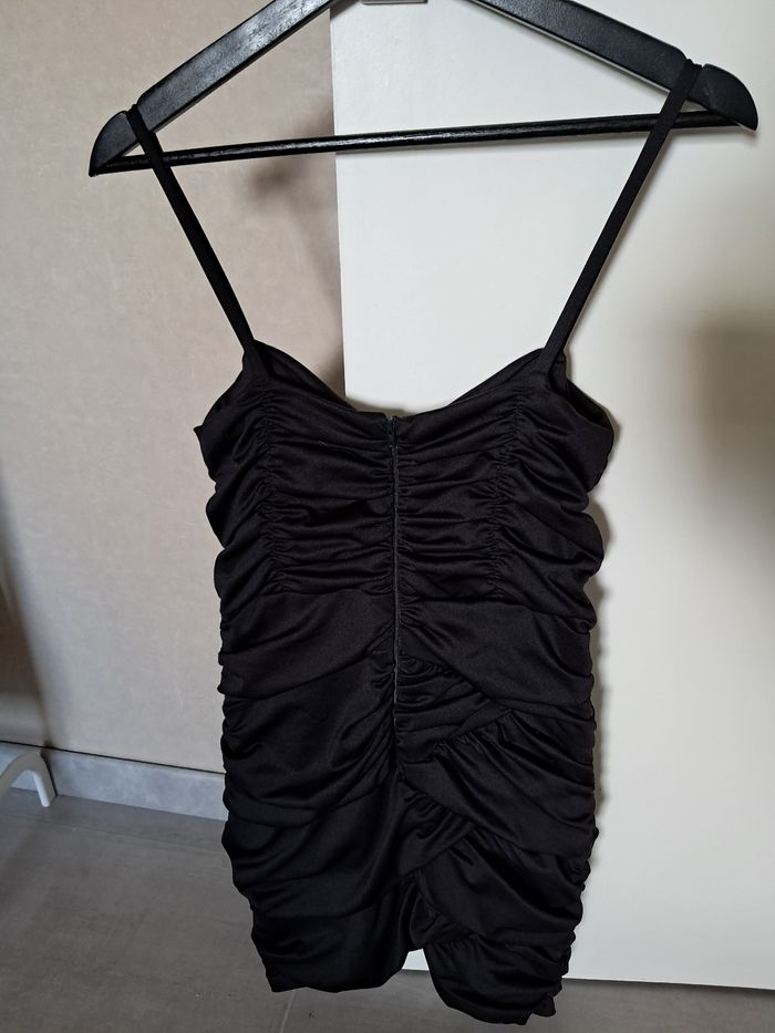 Robe noir à fines bretelles - photo numéro 3