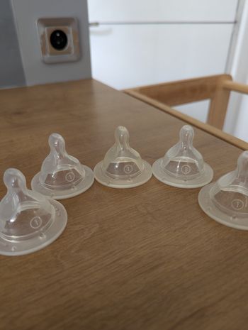 5 tétines mam taille 1