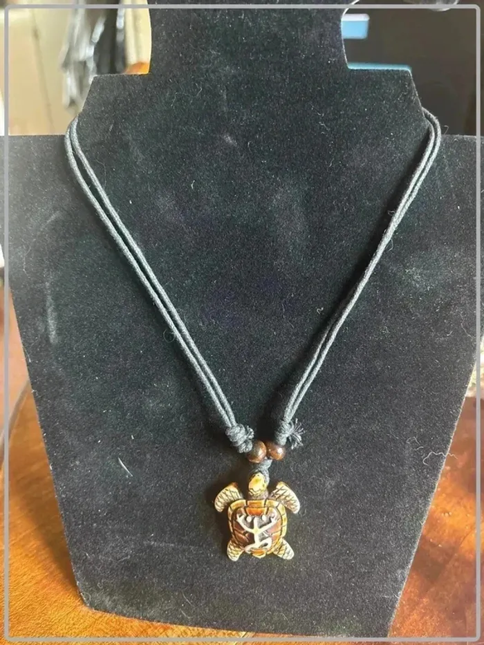 Collier tortue en résine