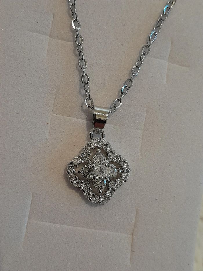 Collier Trèfle 4 feuilles, couleur Argentée avec strass - photo numéro 4