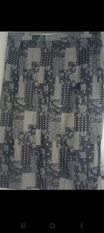 Superbe jupe droite T36 imitation jean non doublée.  Élastique côté