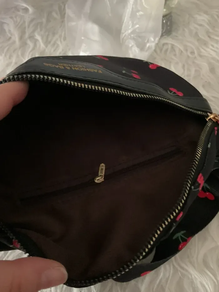 Sac banane « cerises » neuve - photo numéro 4