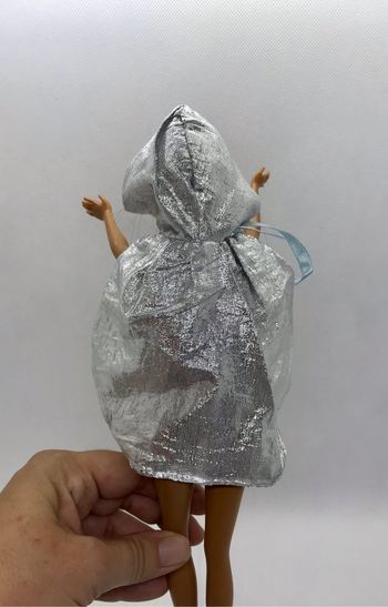 Cape avec capuche argentée gris métallisée et noeud à ruban médaillon à coudre compatible poupée Barbie