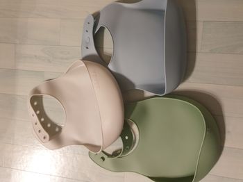 Lot de 3 bavoirs en silicone neuf 