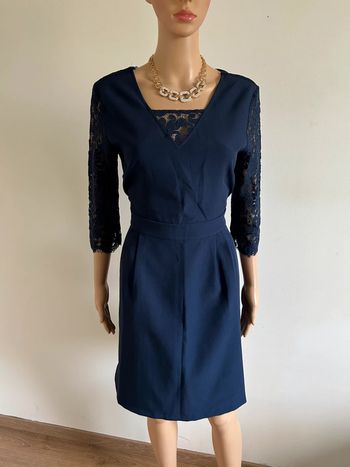 Robe bleue marine neuve avec dentelle Betty London taille L