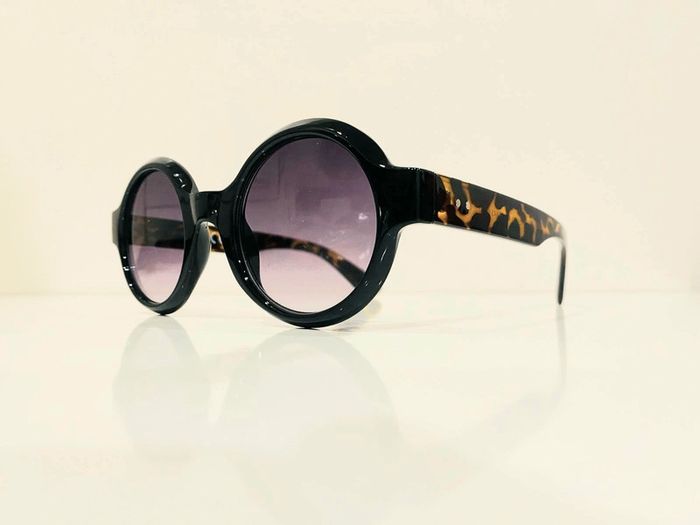 Lunette de soleil mixte ronde noire bras marron léopard uvprotection catégorie 3 - photo numéro 3