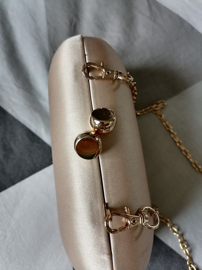 Petit sac bandoulier ovale et rigide rose poudré en simili satin - Dorothy Perkins - photo numéro 2