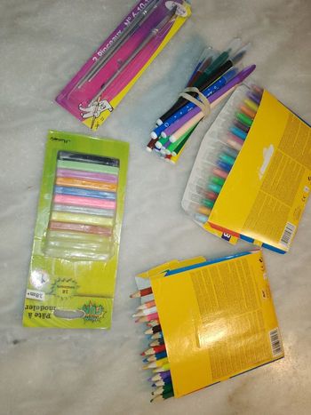 Vends lot fournitures scolaires.